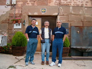 A la entrada del albergue de San Saturnino en Ventosa (La Rioja), con Felix el hospitalero.
